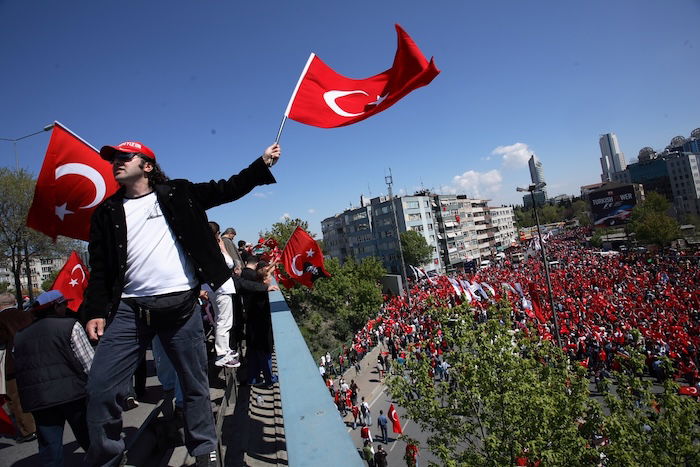 Pro-secular Turks protest Erdogan's candicacty for president, 29 April 2007. Miguel Carminati (CC BY-SA 2.0).)